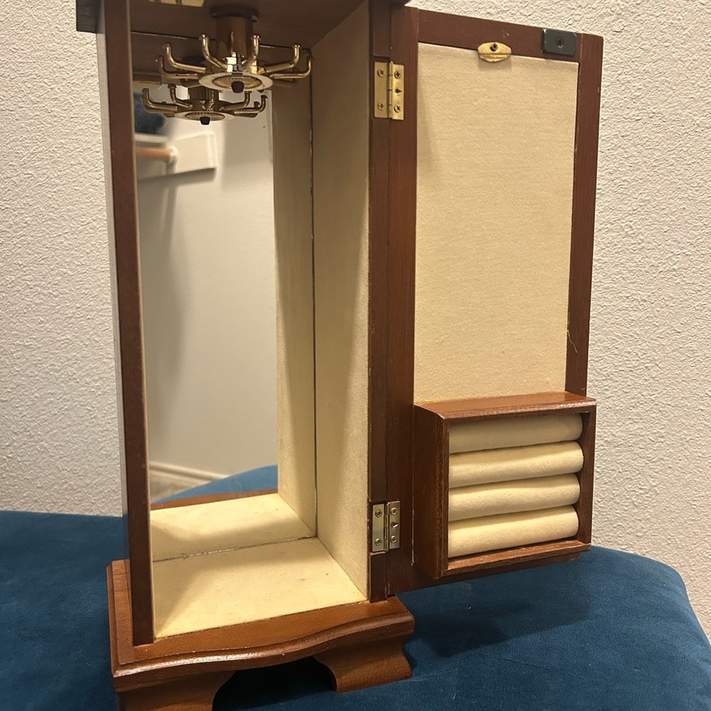 Vintage Mele&Company Richmond upright wooden jewelry box with etched mirror door - Picture 2 of 3